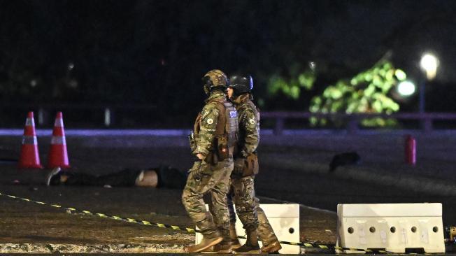 BRASILIA, 14/11/2024.- Miembros de la Policía Militar patrullan por la Plaza de los Tres Poderes en Brasilia (Brasil) en la noche del miércoles después de que un hombre se suicidara al detonar un explosivo en la puerta del Tribunal Supremo de Brasil, tras no conseguir acceder al interior de la alta corte, en un ataque de aparente motivación política. EFE/ Andre Borges