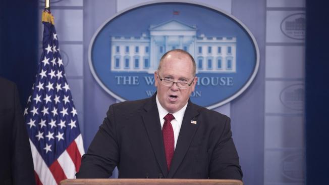 Fotografía de archivo fechada el 28 de junio de 2017, del director interino de Inmigración y Aduanas Thomas Homan hablando sobre las políticas de inmigración de la administración Trump durante una conferencia de prensa en la sala de prensa James Brady de la Casa Blanca en Washington (EE.UU.). El presidente electo de Estados Unidos, el republicano Donald Trump, nombrará como su nuevo "zar de la frontera", para aplicar su férrea política de control fronterizo a Tom Homan, quien ya formó parte del equipo del expresidente en su anterior mandato (2017-2021). EFE/MICHAEL REYNOLDS/ARCHIVO