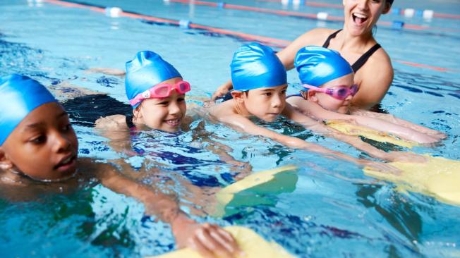 Sus hijas se anotaron en el equipo de natación por primera vez