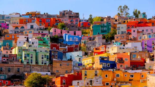 Casas en la colina de Guanajato, México.