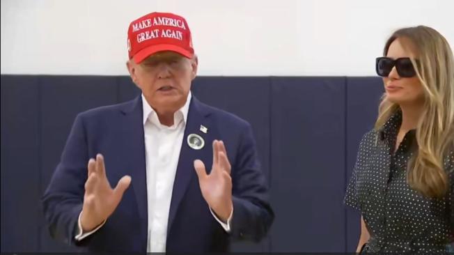 Captura de pantalla donde se observa al expresidente de EE.UU. y candidato republicano, Donald Trump, junto a su esposa, Melania Trump, luego de depositar su voto, este martes, en el Mandel Recreation Center de Palm Beach, en Florida (Estados Unidos). El expresidente de EE.UU. y candidato republicano, Donald Trump, depositó este martes su voto para las elecciones presidenciales en un recinto electoral de Palm Beach, Florida, donde tiene fijada su residencia, y afirmó que "esta noche va a ser una gran victoria". EFE/ Pool Donald Trump SOLO USO EDITORIAL/SOLO DISPONIBLE PARA ILUSTRAR LA NOTICIA QUE ACOMPAÑA (CRÉDITO OBLIGATORIO)