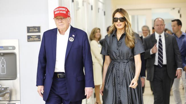 El candidato presidencial republicano, el ex presidente Donald Trump, y su esposa Melania Trump salen después de emitir sus votos en un colegio electoral en el Centro Recreativo Morton y Barbara Mandel el día de las elecciones, el 5 de noviembre de 2024.