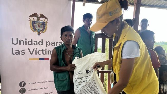 Entrega de productos alimenticios no perecederos y de aseo a los habitantes confinado por el paro armado en Chocó