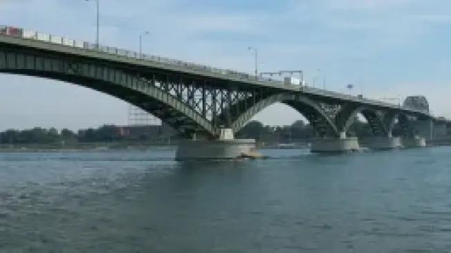 Cruce fronterizo del Puente de la Paz entre Buffalo, Nueva York y Fort Erie, Canadá.