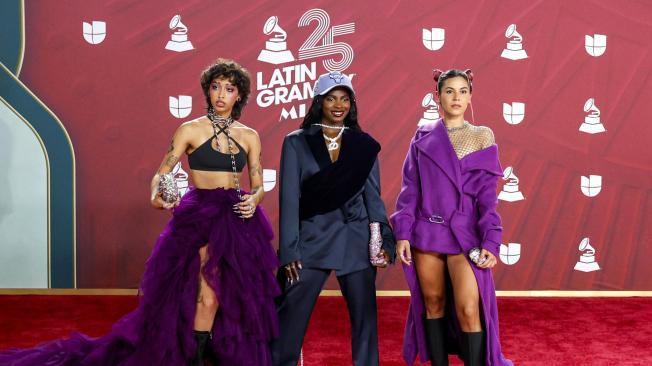 Las integrantes de la banda musical Darumas, posan en la alfombra roja de la 25 entrega anual de los Premios Latin Grammy en el Kaseya Center de Miami, Florida.