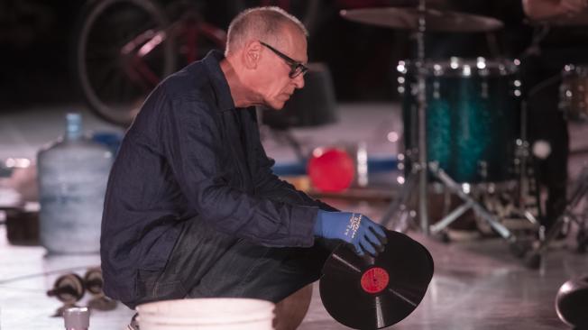 Christian Marclay es un artista suizo-norteamericano, ganador del León de Oro en la Bienal de Venecia de 2011.