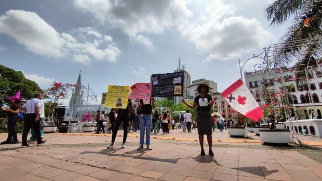 Familia de Vanessa Rentería protestando en la COP16 en Cali que se desarrolló a finales de octubre.