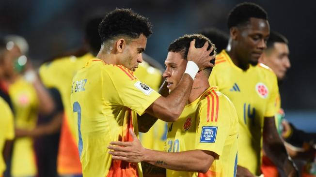 Luis Díaz y Juan Fernando Quintero celebran el gol de este último.