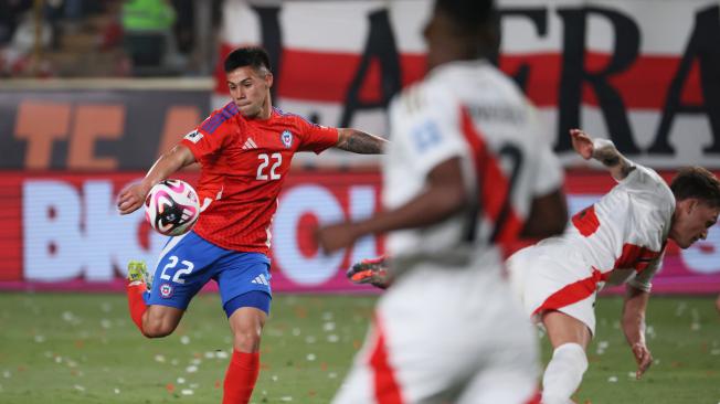 Alexander Aravena de Chile patea un balón este viernes, durante un partido de las eliminatorias sudamericanas al Mundial de Fútbol 2026, en el Estadio Nacional, en Lima (Perú). EFE/ Germán Falcón