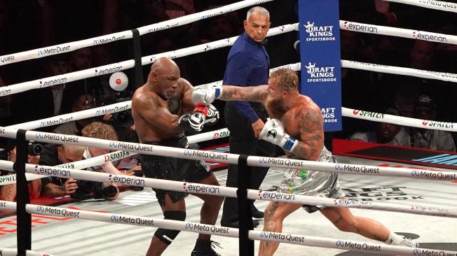 Arlington (United States), 16/11/2024.- Jake Paul (R) of the United States in action against Mike Tyson (L) of the United States during their heavyweight bout, in Arlington, Texas, USA, 15 November 2024. (Estados Unidos) EFE/EPA/DUSTIN SAFRANEK