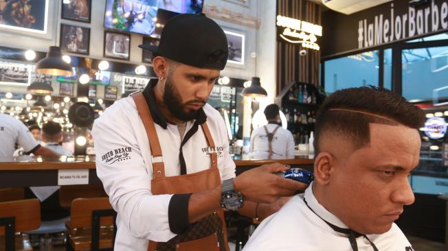 Pedro tesillo Solano, barbero especialista en realismo en cortes de cabello.