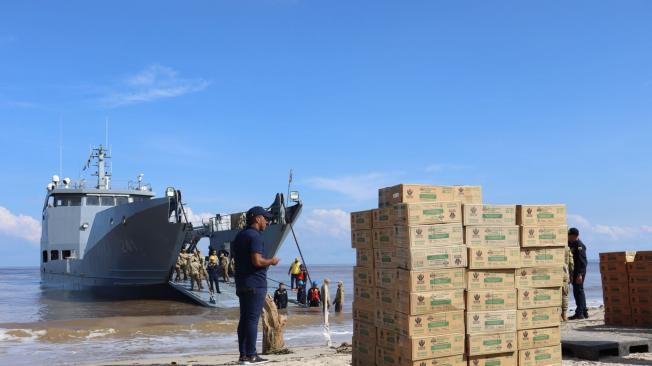 El buque anfibio ARC Golfo de Urabá llegó con 130 toneladas de ayuda humanitaria con destino a la Alta Guajira.