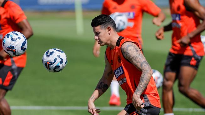 El jugador de la selección colombiana de fútbol, James Rodríguez, participa durante un entrenamiento este jueves en el predio de Boca Juniors en Ezeiza (Argentina). Los dirigidos por el argentino Néstor Lorenzo, enfrentarán el próximo viernes a Uruguay en Montevideo y cuatro días después recibirán en Barranquilla a Ecuador. EFE/Juan Ignacio Roncoroni