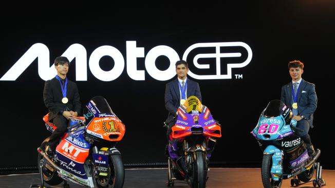 El piloto español de Moto GP Jorge Martín (c), el piloto japonés de Moto2 Ai Ogura (i) y el piloto colombo español de Moto3 David Alonso (d) posan con sus motos durante la gala de entrega de premios este domingo en Barcelona. EFE/Alejandro García