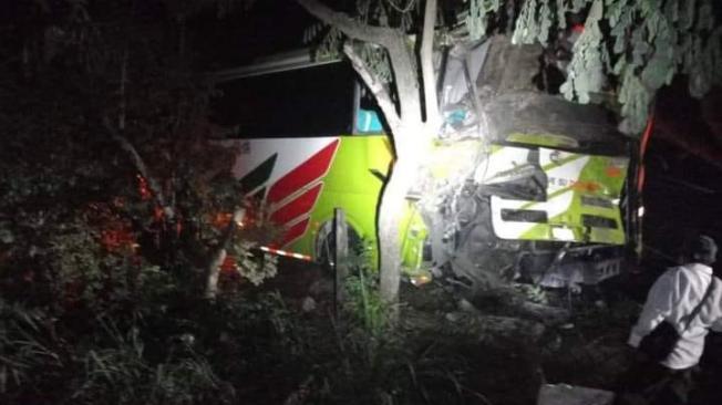 Uno de los buses quedó afuera de la vía.