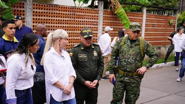 La gobernadora del Valle, Dilian Francisca Toro , con alcaldesa de Jamundí, Paola Castillo, y comandantes de Policía de Cali y de Tercera Brigada.