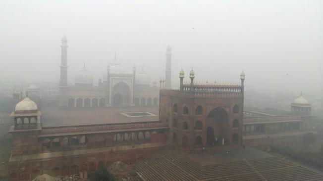 Una vista aérea muestra a Jama Masjid envuelta en una espesa niebla tóxica, en el casco antiguo de Delhi el 18 de noviembre de 2024.