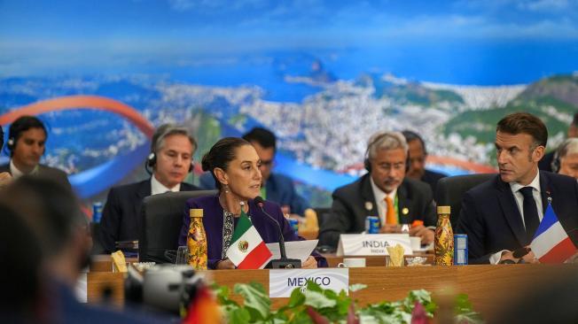 18/11/2024.- Fotografía cedida este lunes por la presidencia de México, de la presidenta de México, Claudia Sheinbaum (i), durante su intervención en la cumbre del G20, celebrada en Brasil. Ante los principales líderes mundiales reunidos en la cumbre del G20, celebrada en Brasil, Claudia Sheinbaum, presidenta de México, presentó una ambiciosa propuesta para destinar el 1 % del gasto militar global a un fondo internacional para impulsar &#147;el programa de reforestación más grande de la historia&#148;. EFE/Presidencia de México/SOLO USO EDITORIAL NO VENTAS/SOLO DISPONIBLE PARA ILUSTAR LA NOTICIA QUE ACOMPAÑA(CRÉDITO OBLIGATORIO)