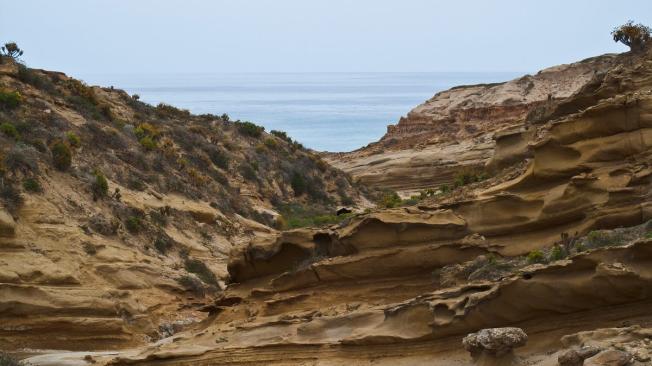 El lugar ofrece paisajes áridos y desérticos, rodeados por agua fría y acantilados escarpados.