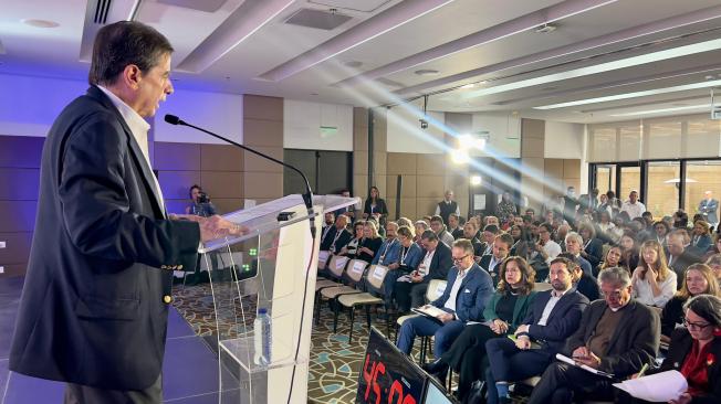 Juan Fernando Cristo en el foro de paz