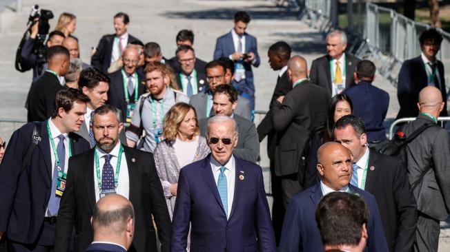 8/11/2024.- El presidente de Estados Unidos Joe Biden (c), llega tarde y no participa de la fotografía oficial con los jefes de Estado de las 20 mayores economías del mundo, la Unión Europea y la Unión Africana este lunes en los jardines del Museo de Arte Moderno, en Río de Janeiro (Brasil). La cumbre se centrará en tres ejes principales: disminuir el hambre y la pobreza, la reforma de la gobernanza global y la transición energética. EFE/André Coelho