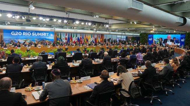 18/11/2024.- Fotografía cedida por la Presidencia de México de la cumbre del G20, en Río de Janeiro (Brasil). Ante los principales líderes mundiales reunidos en la cumbre del G20, Claudia Sheinbaum presentó una ambiciosa propuesta para destinar el 1 % del gasto militar global a un fondo internacional para impulsar &#147;el programa de reforestación más grande de la historia&#148;. EFE/ Presidencia De México / SOLO USO EDITORIAL/ SOLO DISPONIBLE PARA ILUSTRAR LA NOTICIA QUE ACOMPAÑA (CRÉDITO OBLIGATORIO)