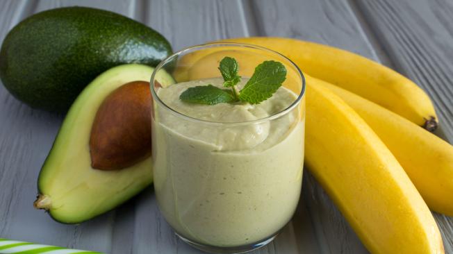 Licuado de avena, banano y aguacate esta bebida nutritiva y energética