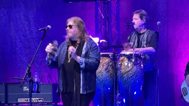 El vocalista Joseph Williams, adelante, y el saxofonista y multiinstrumentista Warren Ham, durante la presentación de la banda Toto en Bogotá, en noviembre de 2024.