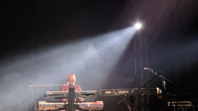 El tecladista Gregg Phillinganes, durante uno de sus solos en concierto de Toto en Bogotá.