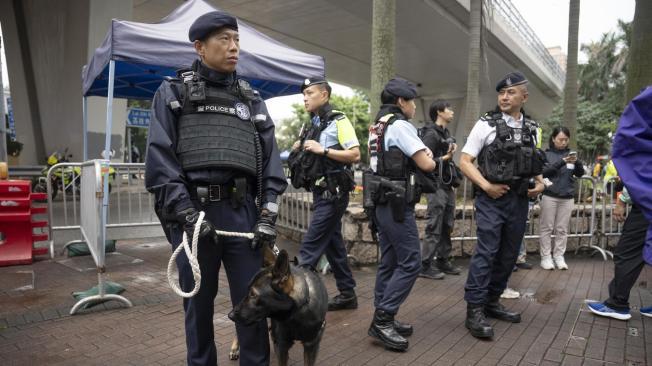 Hong Kong (China), 19/11/2024.- Police officers stand guard outside the West Kowloon Magistrates' Court before hearing the sentence for 45 Hong Kong pro-democracy activists in Hong Kong, China, 19 November 2024. Out of the 47 Hong Kong pro-democracy activists arrested in 2021, 45 were sentenced in the city's largest national security trial. EFE/EPA/LEUNG MAN HEI