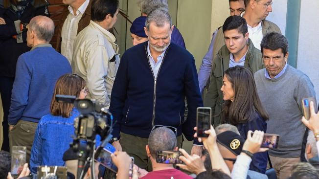 El rey de España Felipe VI y la reina Letizia mientras visitan la ciudad de Chiva, en la región de Valencia.