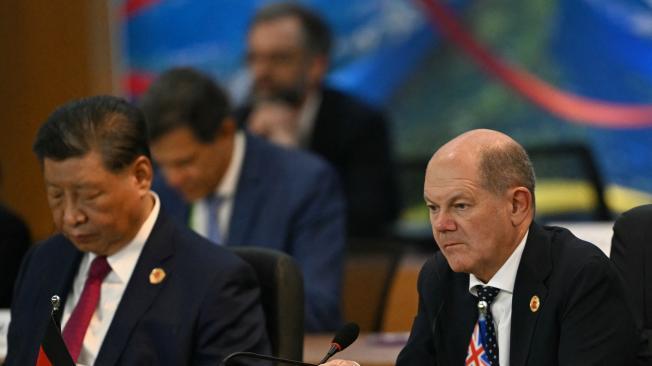 El canciller de Alemania, Olaf Scholz (derecha), y el presidente de China, Xi Jinping, asisten a la segunda sesión de la reunión de líderes del G20 en Río de Janeiro, Brasil, el 18 de noviembre de 2024.