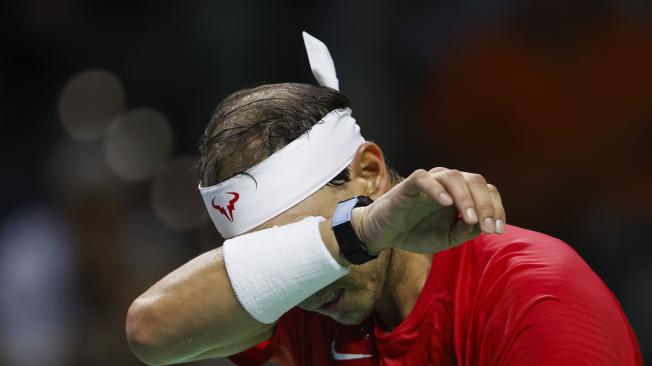 El tenista español Rafa Nadal ante el neerlandés Botic Van de Zandschulp durante el primer partido de los cuartos de final entre los equipos de España y Países Bajos, este martes en el Palacio de los Deportes José María Martín Carpena de Málaga (Andalucía). EFE/ Jorge Zapata