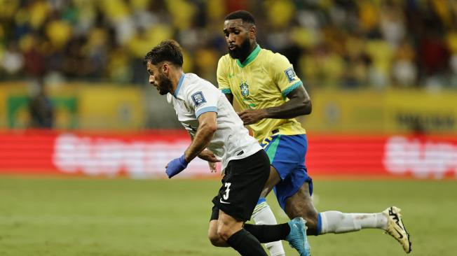 Gerson (d) de Brasil disputa el balón con Marcelo Saracchi de Uruguay este martes, en un partido de las eliminatorias sudamericanas para el Mundial de 2026 entre Brasil y Uruguay, en el estadio Arena Fonte Nova en Salvador (Brasil). EFE/ Isaac Fontana