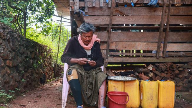 Agricultor de Myanmar Hla Han, de 52 años, que perdió una pierna tras pisar una mina.