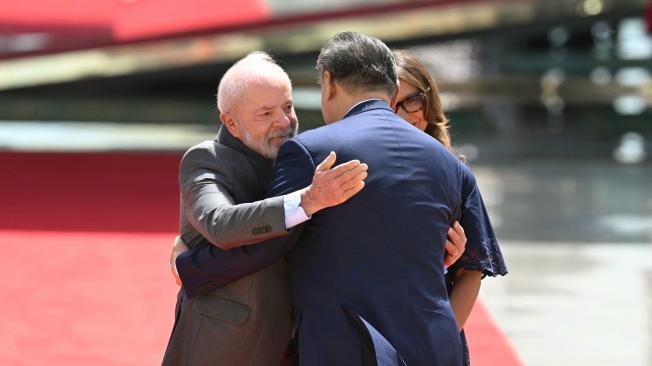 El presidente de Brasil, Luiz Inácio Lula da Silva, da la bienvenida al presidente de China, Xi Jinping, en el Palacio Planalto de Brasilia el 20 de noviembre de 2024.