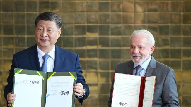 El Presidente de China, Xi Jinping, y el Presidente de Brasil, Luiz Inácio Lula da Silva, muestran acuerdos bilaterales después de una reunión en el Palacio Planalto en Brasilia el 20 de noviembre de 2024.