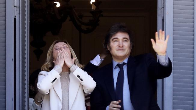 La primera ministra de Italia, Giorgia Meloni, lanza un beso junto al presidente de Argentina, Javier Milei, en el balcón del palacio de gobierno de la Casa Rosada en Buenos Aires el 20 de noviembre de 2024.