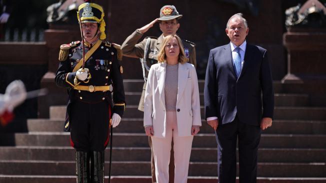 ILa primera ministra de Italia, Giorgia Meloni, recibe honores militares junto al ministro de Relaciones Exteriores de Argentina, Gerardo Werthein, en la Plaza San Martín antes de una reunión con el presidente de Argentina, Javier Milei, en Buenos Aires el 20 de noviembre de 2024.