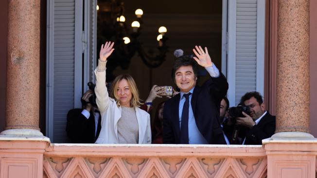 La primera ministra de Italia, Giorgia Meloni, y el presidente de Argentina, Javier Milei, saludan desde el balcón del palacio de gobierno de la Casa Rosada en Buenos Aires el 20 de noviembre de 2024.