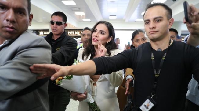 La suspendida vicepresidenta de Ecuador y embajadora en Israel, Verónica Abad (c), ofrece declaraciones a su llegada este miércoles, al aeropuerto Internacional Mariscal Sucre en Quito (Ecuador). Abad regresó al país para reivindicar su derecho de asumir temporalmente las funciones presidenciales conforme contempla la Constitución, cuando el jefe de Estado, Daniel Noboa, pida licencia para la campaña electoral. EFE/ José Jácome