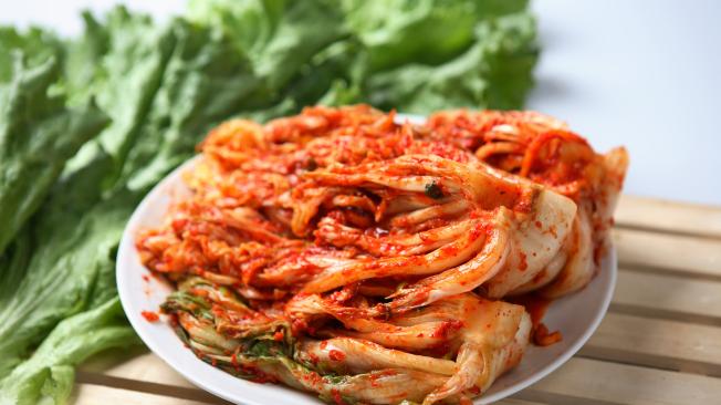 El  kimchi es una comida popular asiática.