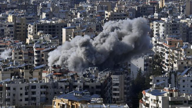 Beirut (Lebanon), 21/11/2024.- 
El humo se eleva tras un ataque aéreo israelí en el distrito de Dahieh, al sur de Beirut, Líbano, el 21 de noviembre de 2024.