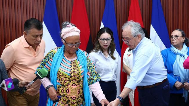 19/11/2024.- El presidente del parlamento, Gustavo Porras (derecha), recibe de parte de la integrante del equipo jurídico de la Secretaría de la Presidencia, Claudia Curtis (centro), una propuesta de reforma parcial a la Constitución Política este martes, en Managua (Nicaragua). El presidente de Nicaragua, Daniel Ortega, propuso este martes una nueva reforma parcial a la Constitución Política, la número 12 desde que retornó al poder en 2007, sin que de momento se conozcan los detalles de la nueva enmienda. EFE/Presidencia de Nicaragua/SOLO USO EDITORIAL/SOLO DISPONIBLE PARA ILUSTRAR LA NOTICIA QUE ACOMPAÑA (CRÉDITO OBLIGATORIO)