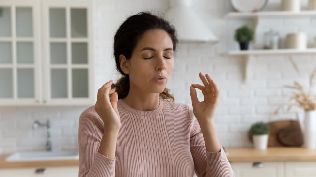 Esta práctica no solo busca aliviar el estrés sino también transformar la manera en que los individuos enfrentan la ansiedad en su vida diaria