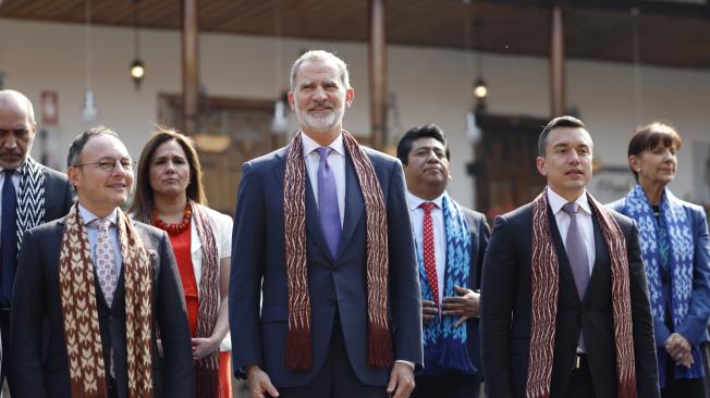 15/11/2024.- El rey Felipe VI, el presidente de Portugal Marcelo Nuno Duarte Rebelo (d) y el jefe de Gobierno de Andorra, Xavier Espot (i), posan en la foto de familia de la XXIX Cumbre Iberoamericana de Jefes de Estado y de Gobierno este viernes, en el museo Pumapungo en Cuenca (Ecuador). EFE/ Mariscal