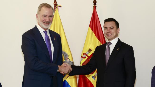 GRAF5059. CUENCA (ECUADOR), 15/11/2024.- El rey Felipe VI (i) saluda al presidente ecuatoriano, Daniel Noboa, durante el encuentro que han mantenido en el marco de la XXIX Cumbre Iberoamericana de jefes de Estado y de Gobierno celebrada en Cuenca (Ecuador). EFE/ Francisco Gómez/Casa de SM El Rey/ SÓLO USO EDITORIAL/SÓLO DISPONIBLE PARA ILUSTRAR LA NOTICIA QUE ACOMPAÑA (CRÉDITO OBLIGATORIO)