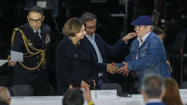 Rosemary DiCarlo le da la mano a Rodrigo Londoño frente al presidente Petro.