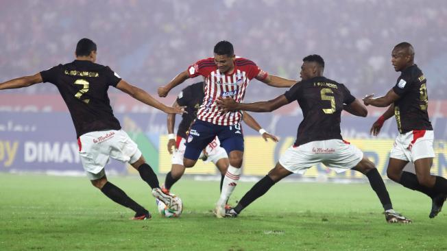 Carlos Bacca, en acción contra América