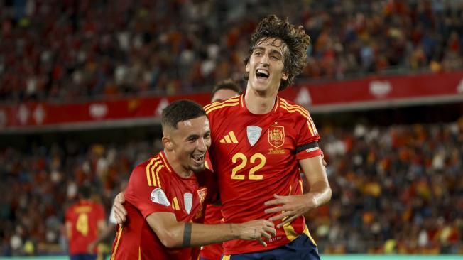 El jugador de la selección española, Bryan Gil (i), con el delantero de la selección española, Yeremy Pino (i), celebra un gol ante la selección de Suiza durante el encuentro de la sexta jornada de la Liga de Naciones de la UEFA disputado este lunes en el estadio Heliodoro Rodríguez López de Santa Cruz de Tenerife frente a Suiza EFE/Ramón de la Rocha